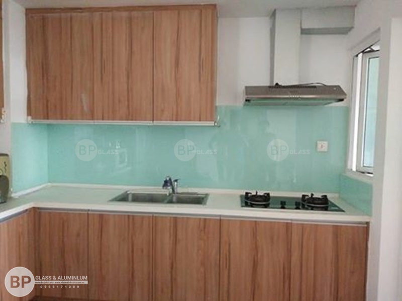 lắp kính bếp, kính màu ốp tường bếp nhà anh Hải Thạch bàn long biên